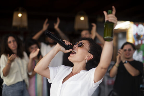 young-adults-having-fun-open-mic - AktivitetsHyra